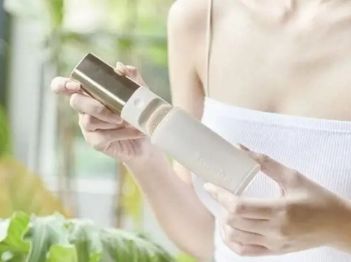 擦玻尿酸曬太陽